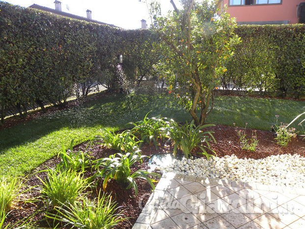 Giardino in provincia di Treviso con siepi, aiuole e prato a rotoli