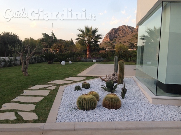 Progettazione giardino a Cinisi - Area succulente con ciottoli e lastricato in blocchi di marmo
