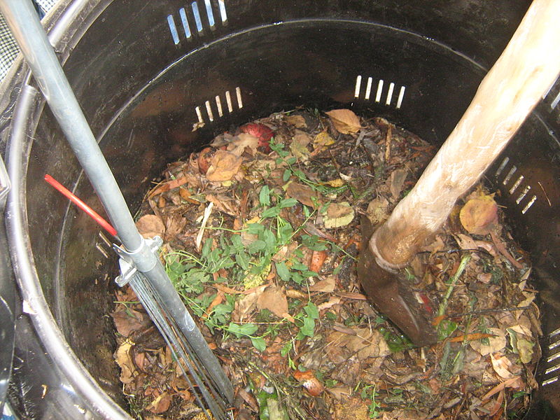 800px-Composting_in_the_Escuela_Barreale