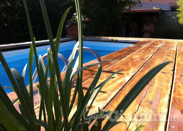 Rivestimento in legno di una piscina intex