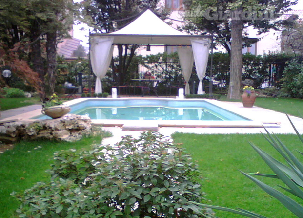 Giardino con piscina