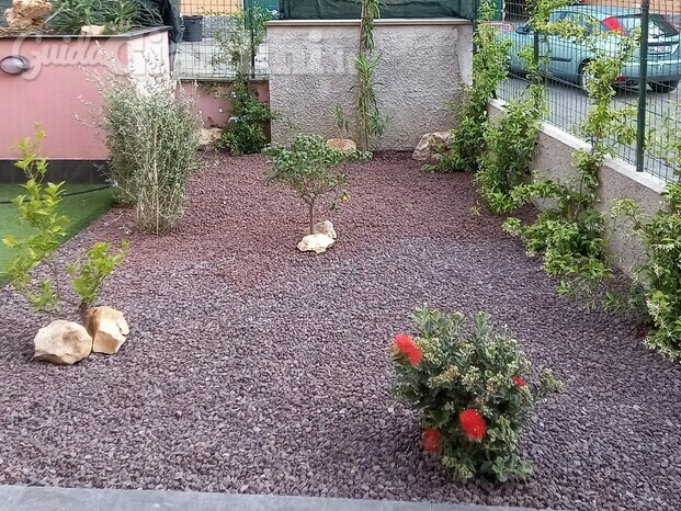 Piccolo giardino bassa manutenzione con lapillo vulcanico e pietre
