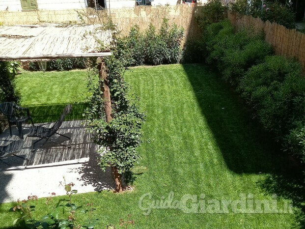 Piccolo giardino con gazebo in castagno 