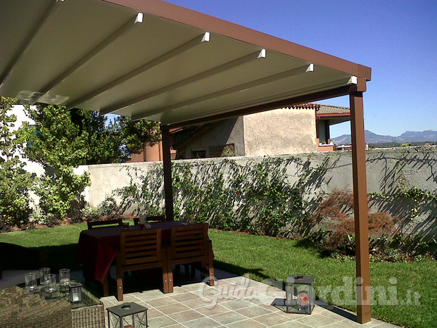 Pergola motorizzata in alluminio color ruggine/corten + tenda scorrevole in pvc avorio.