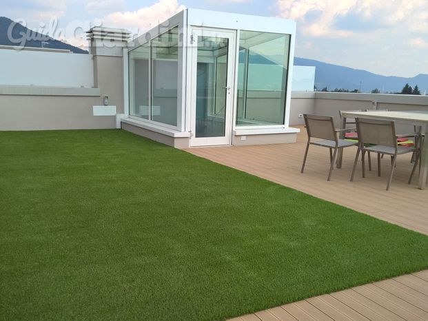 terrazzo con erba sintetica