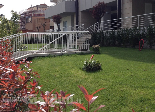 Un giardino condominiale di recente realizzazione 