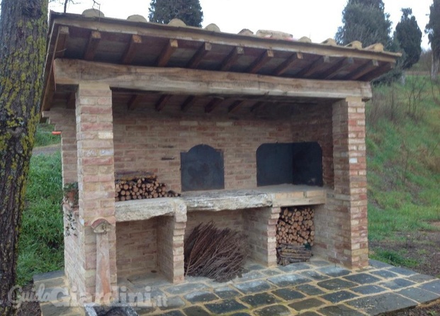 un forno immerso nel verde