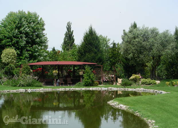 lago e gazebo