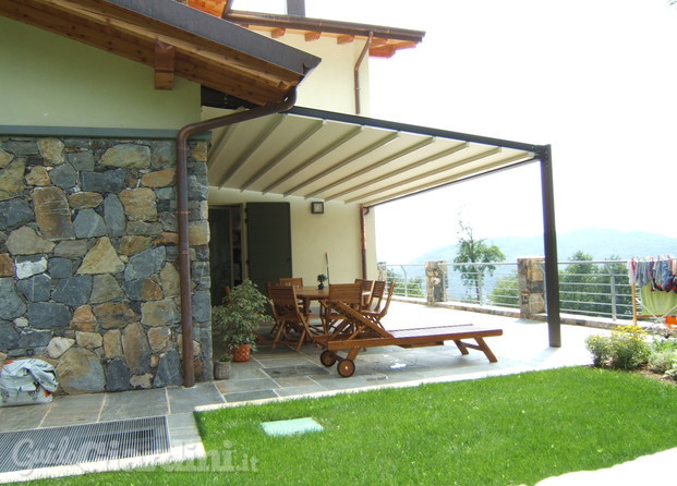 Pergola con tenda. Struttura in ferro