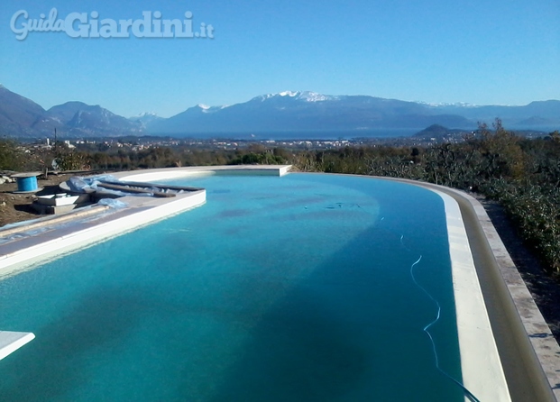 Piscina bordo sfioro 